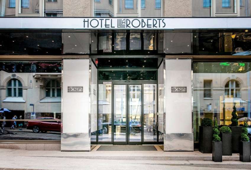 Der Eingang zum Hotel llroberts mit einer Glastür