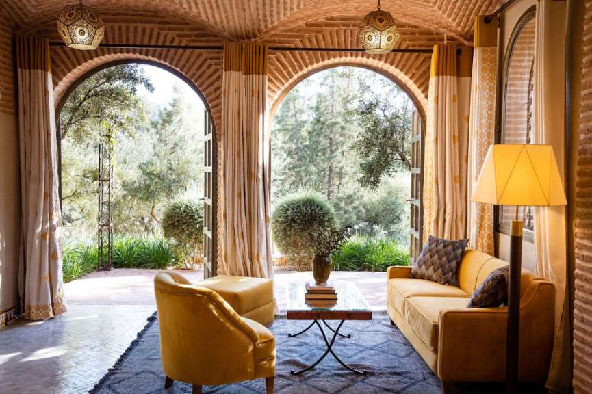 Ein Wohnzimmer mit einer Couch und zwei Stühlen