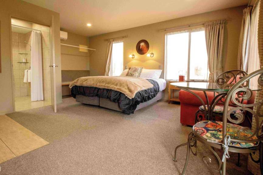 Ein Hotelzimmer mit einem Bett und einem Tisch