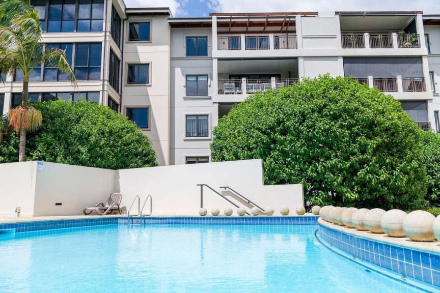 Ein großer Swimmingpool in der Nähe eines großen Gebäudes