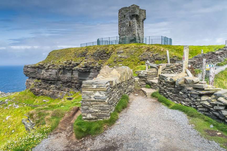 Ein Weg führt zu einem Turm auf einem Felsen