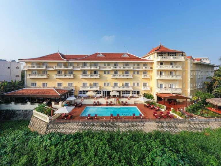 Ein großes Hotel mit einem großen Pool im Vordergrund
