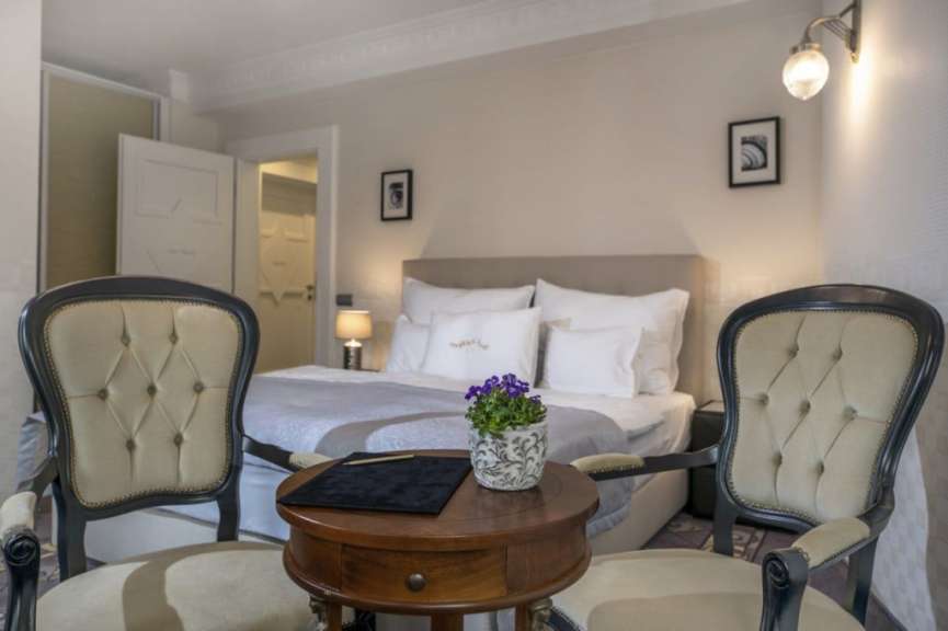 Ein Hotelzimmer mit einem Bett und zwei Stühlen