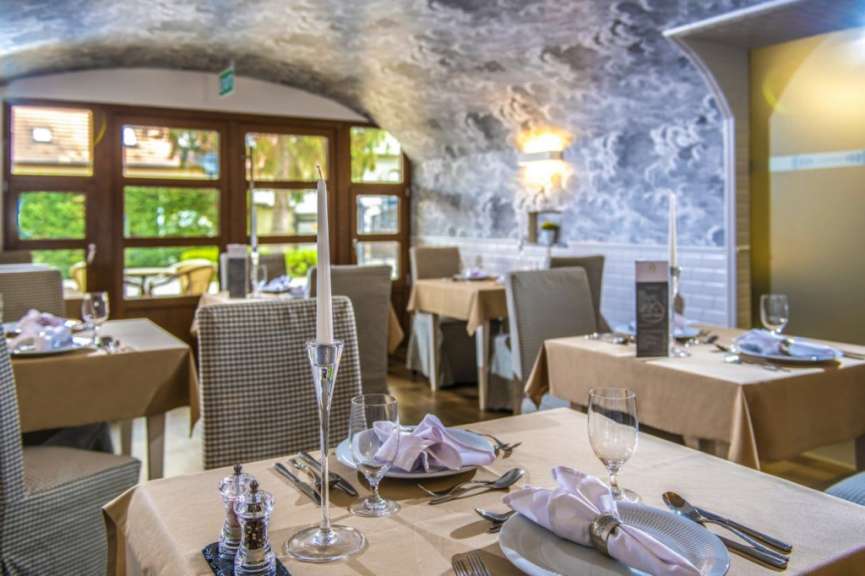 Ein Speisesaal mit vielen Tischen und Stühlen