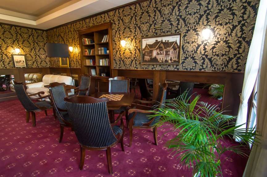 Ein Wohnzimmer mit Stühlen und einem Schachbrett