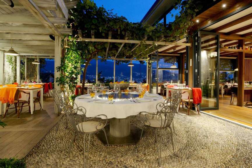 Ein Restaurant mit vielen Tischen und Stühlen