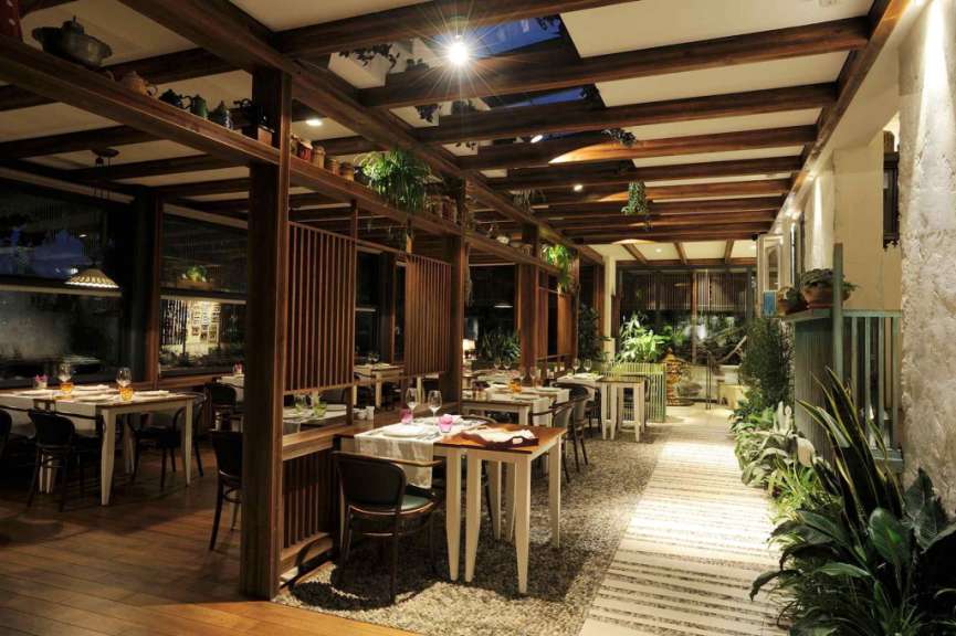 Ein sehr großes Restaurant mit vielen Tischen und Stühlen