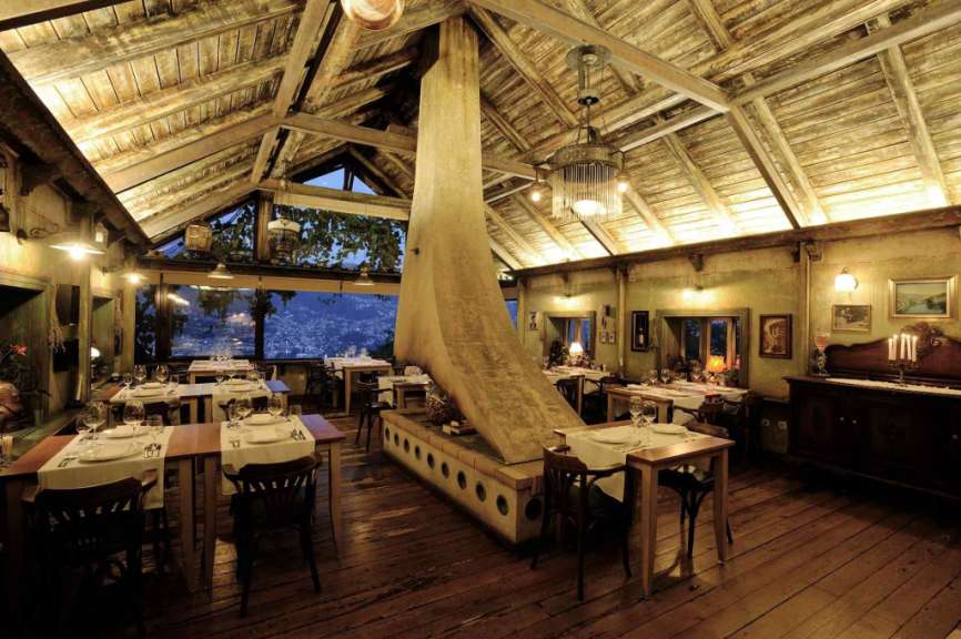 Ein riesiges Boot hängt an der Decke eines Restaurants