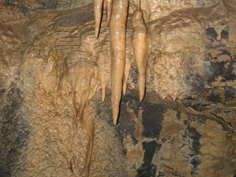 Eine Gruppe von Eiszapfen in einer Höhle