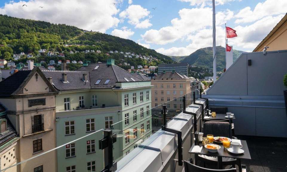 Ein Balkon mit einem Tisch und Stühlen und einer Flagge