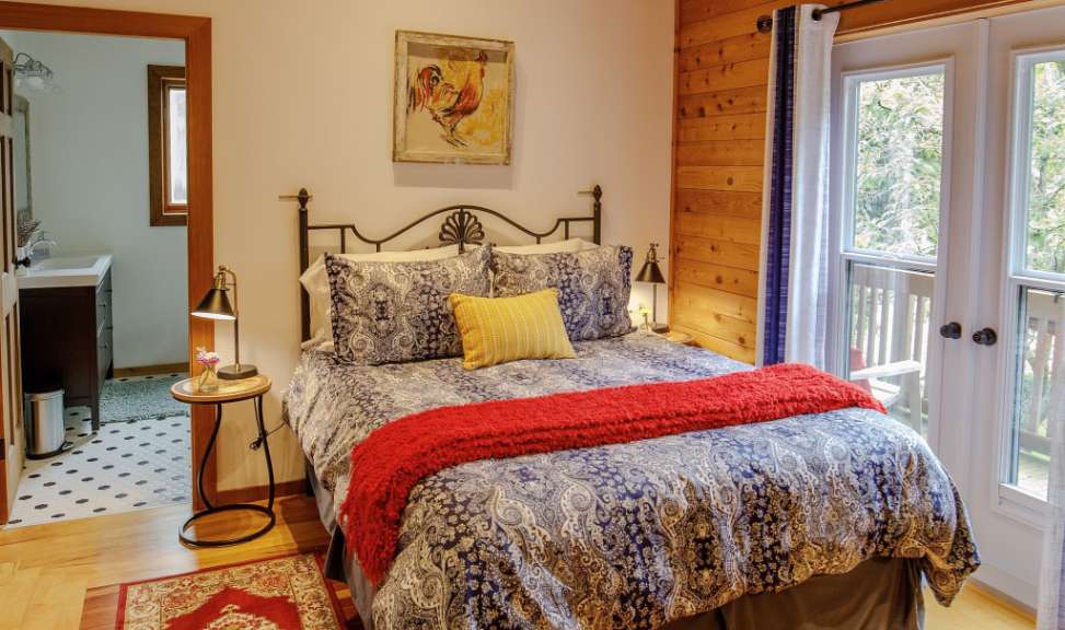 Ein Schlafzimmer mit einem Bett und einer roten Decke
