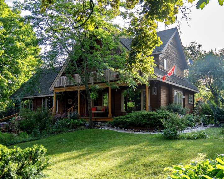 Ein braunes Haus mit einer roten Fahne davor