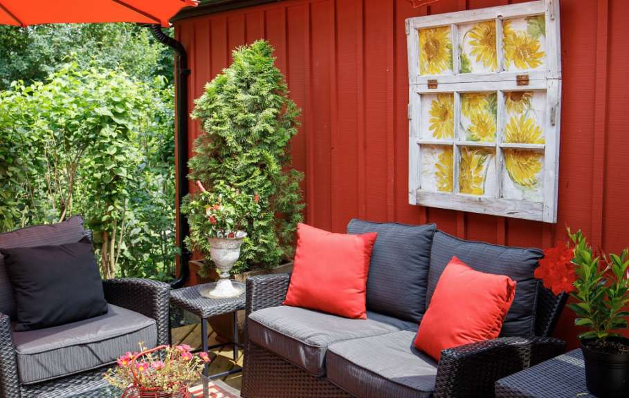 Ein Wohnzimmer mit einer Couch und zwei Stühlen