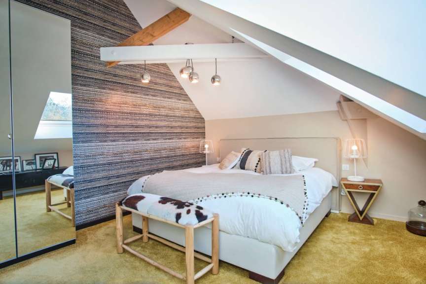 Ein Schlafzimmer mit einem Bett und einem Spiegel