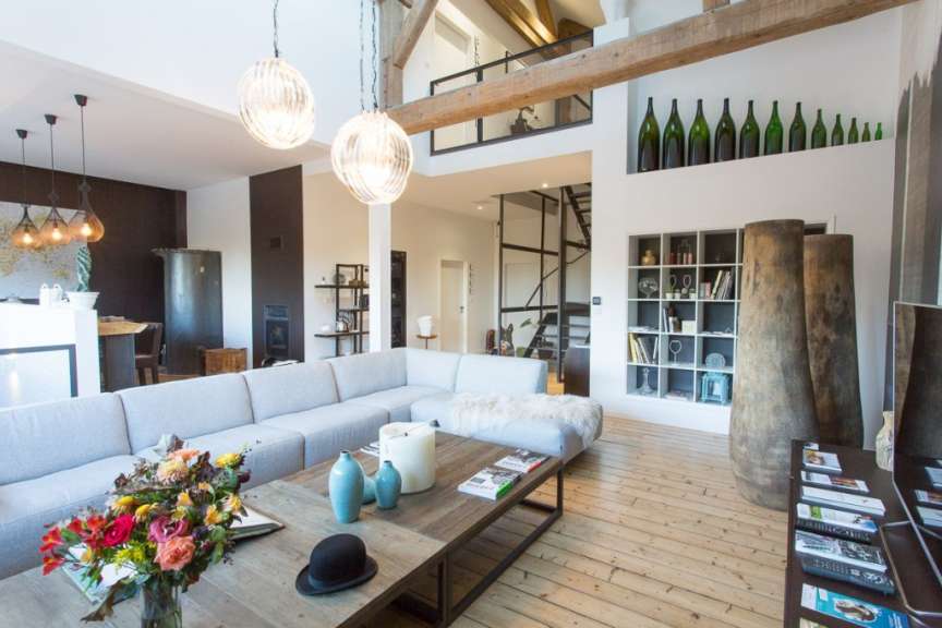 Ein Wohnzimmer mit einer weißen Couch und einem Holztisch