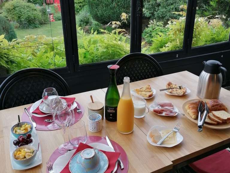 Auf einem tisch steht eine flasche champagne berger