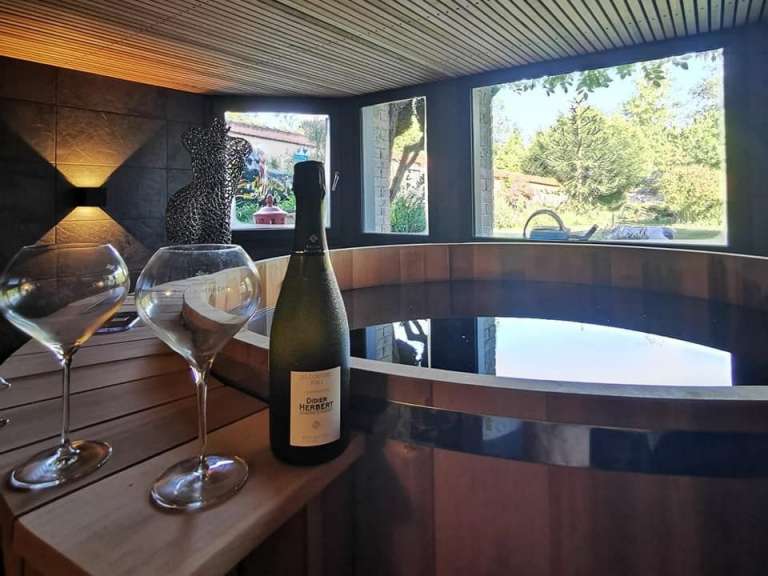 Eine Flasche champagner steht neben zwei gläsern