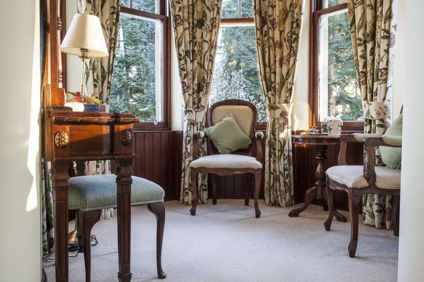 Ein Wohnzimmer mit einem Stuhl und einem Tisch