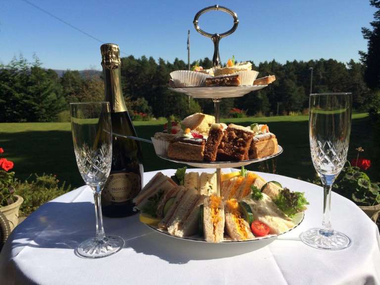 Eine Flasche prosecco steht neben einem Teller mit Essen