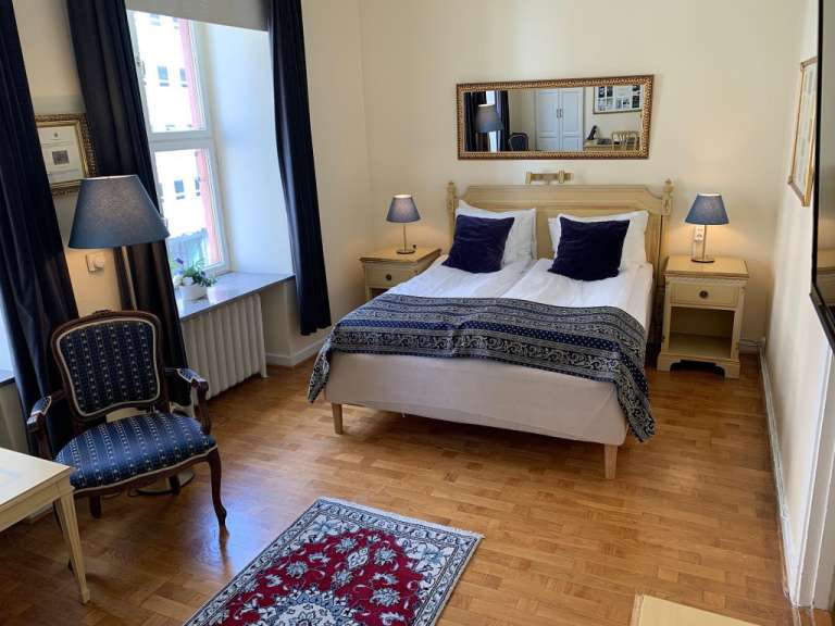Ein Schlafzimmer mit einem Bett und zwei Nachttischen