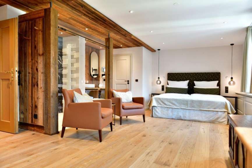 Ein Hotelzimmer mit einem Bett und zwei Stühlen