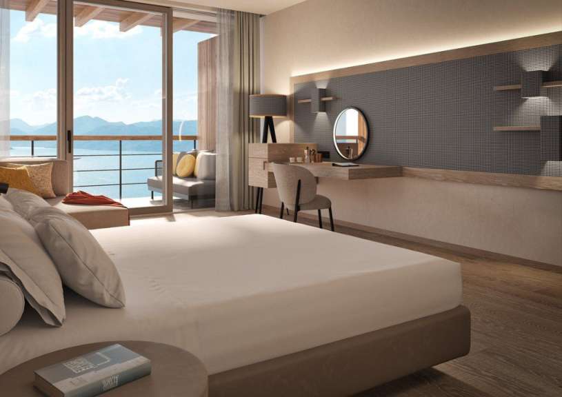 Ein Schlafzimmer mit Blick auf das Meer und die Berge.