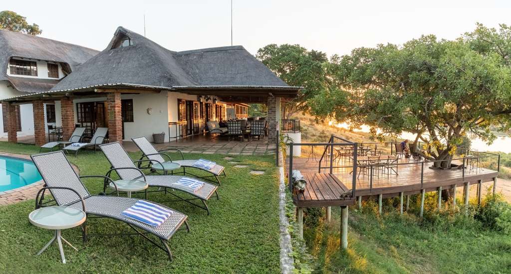 Ein Haus mit einem Pool und einem Deck davor