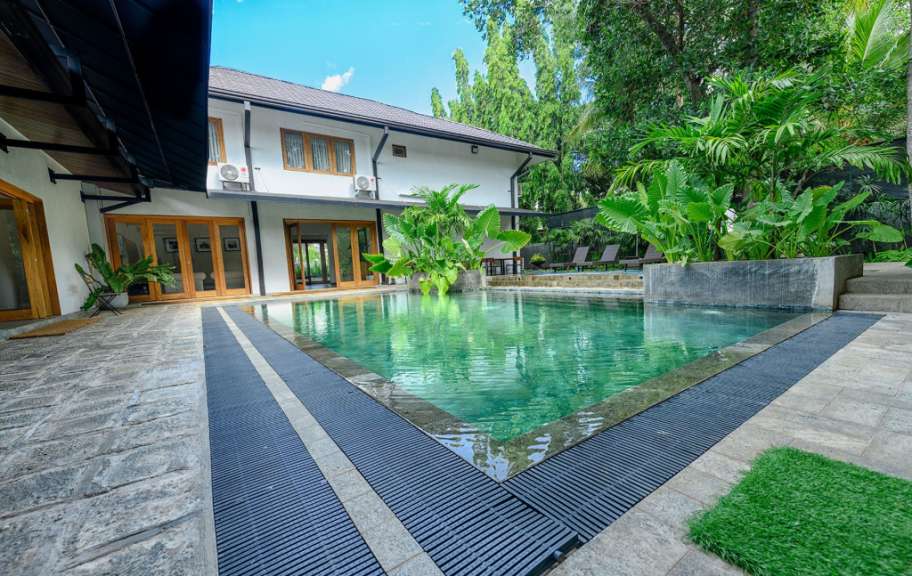 Ein großer Swimmingpool in der Nähe eines Hauses