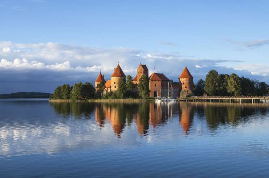 Ein großes Schloss sitzt auf einer kleinen Insel in der Mitte eines Sees