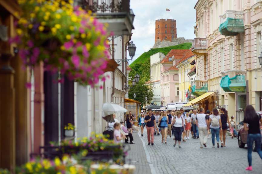 Eine Gruppe von Menschen geht durch eine Stadtstraße