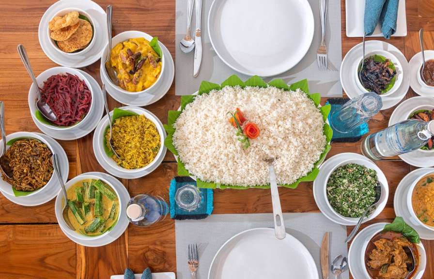 Ein Tisch mit vielen Tellern und Schalen mit Essen darauf