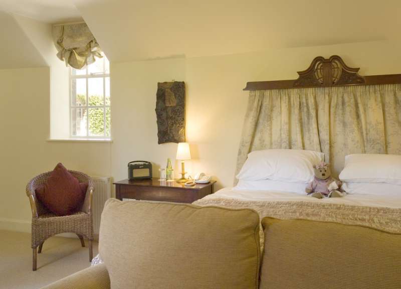 Ein Schlafzimmer mit einem Bett und einem Stuhl