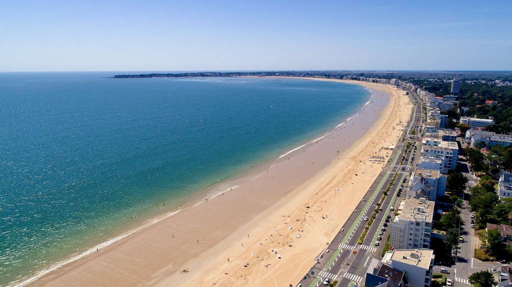 Eine Luftaufnahme eines Strandes in der Nähe einer Stadt