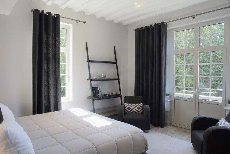 Ein Schlafzimmer mit einem Bett und einem Stuhl