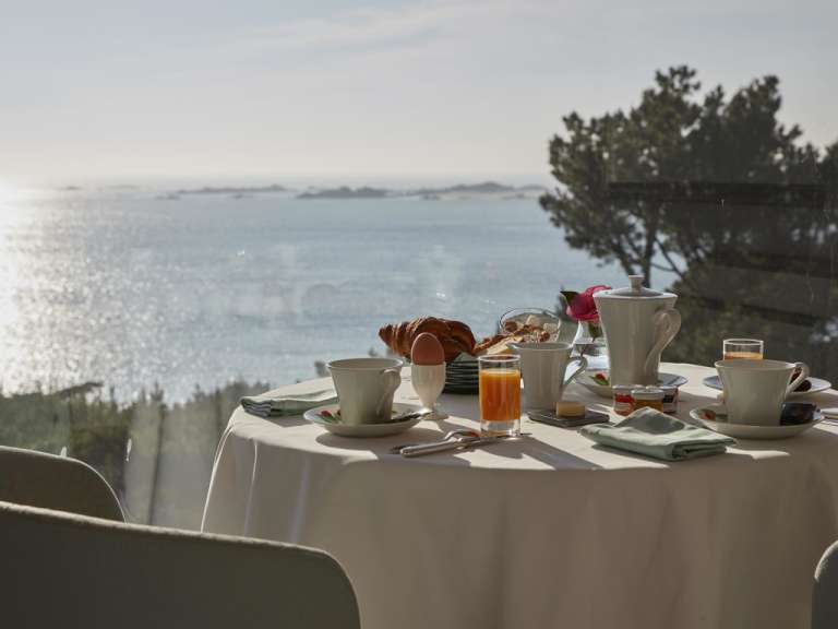 Ein Tisch mit Frühstück und einem Blick auf das Meer