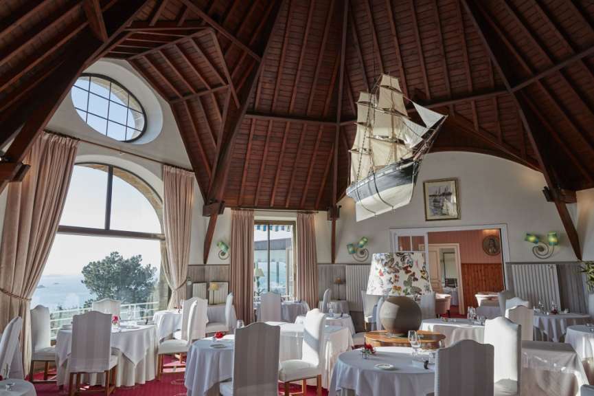 Ein riesiges Segelschiff hängt an der Decke eines Restaurants
