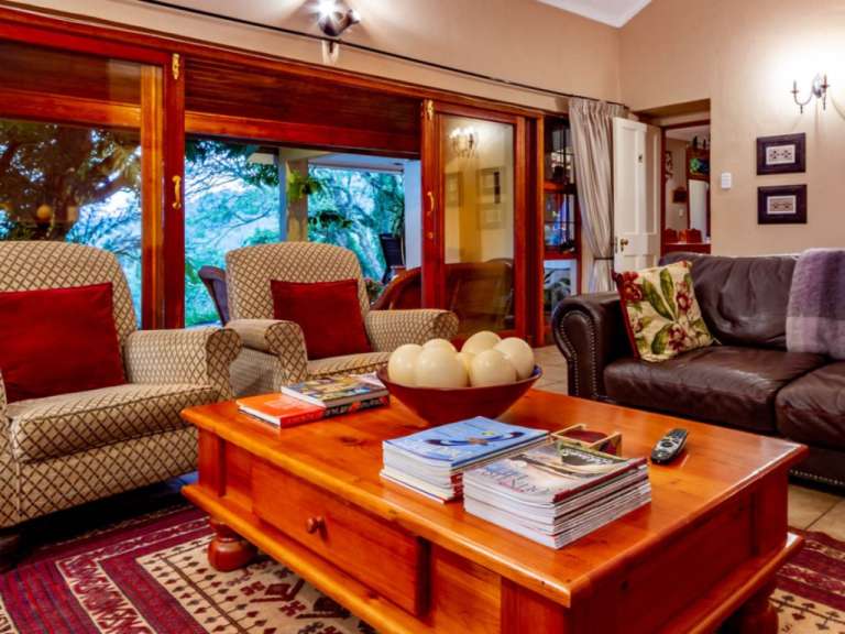 Ein Wohnzimmer mit Möbeln und einem Couchtisch
