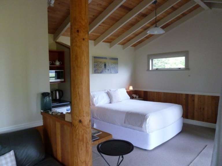 Ein Schlafzimmer mit einem Bett und einer Mikrowelle