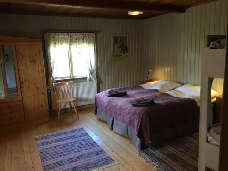 Ein Schlafzimmer mit einem Bett und einem Hochbett