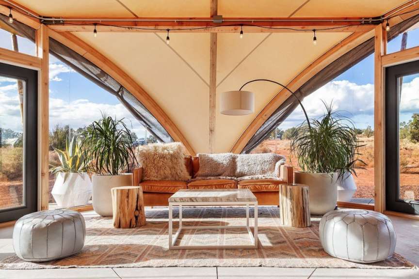 Ein Wohnzimmer mit einer Couch und einem Tisch
