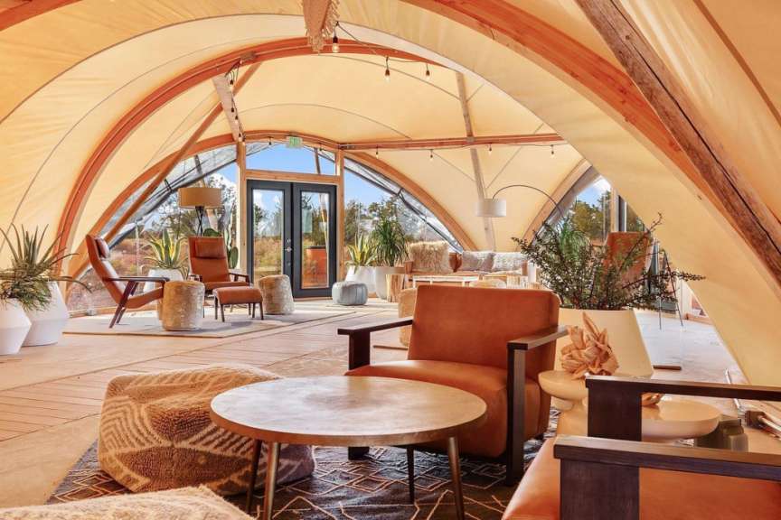 Ein Wohnzimmer mit Stühlen und einem Tisch