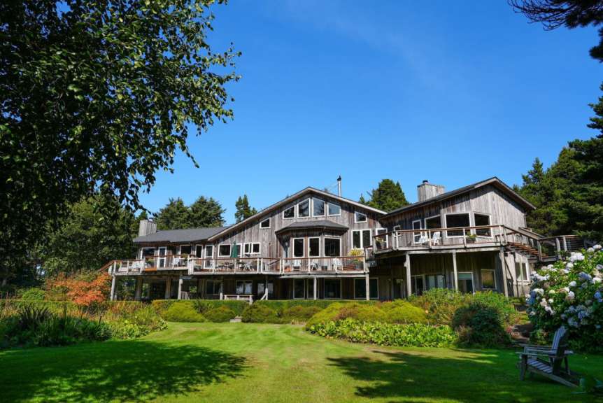 Ein großes hölzernes Haus mit vielen Fenstern