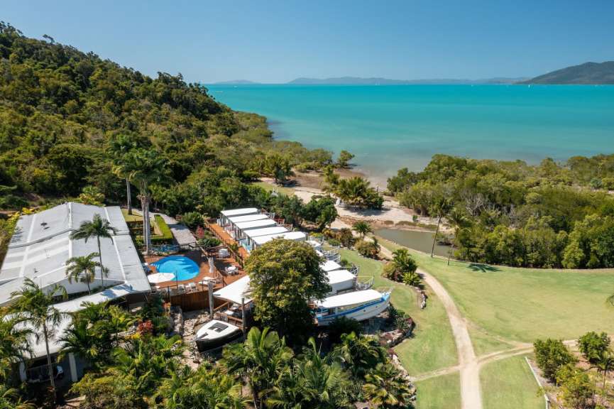 Eine Luftaufnahme eines Resorts mit Blick auf das Meer
