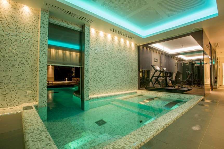 Ein Fitnessstudio mit einem Pool und einem Laufband