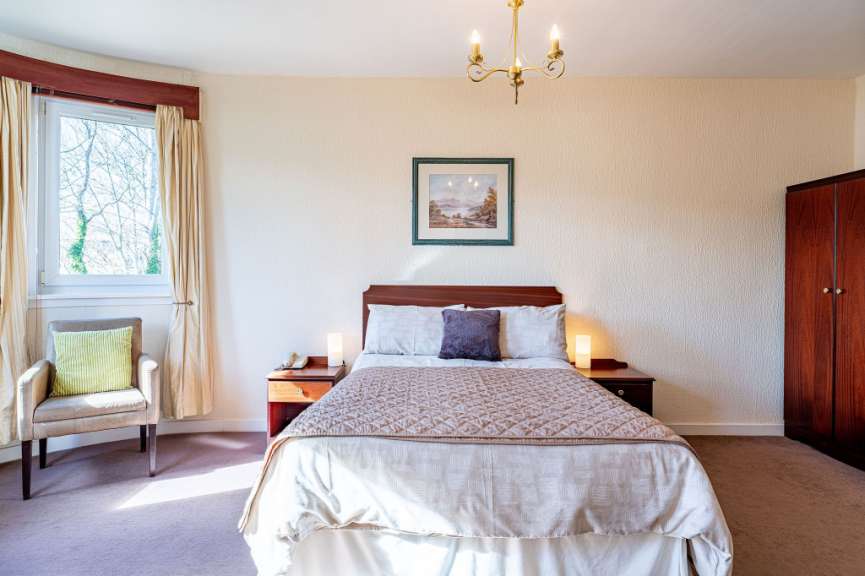 Ein Schlafzimmer mit einem Bett und einem Stuhl
