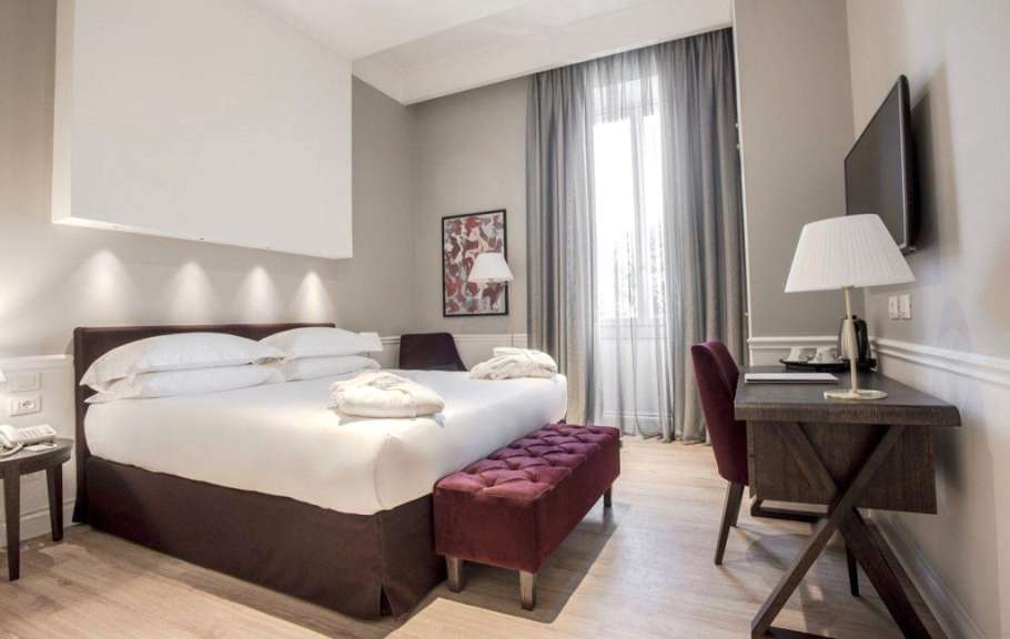 Ein Hotelzimmer mit einem Bett und einem Schreibtisch