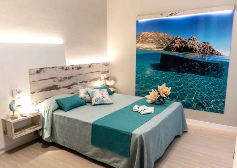 Ein Schlafzimmer mit einem Bett und einem Gemälde an der Wand