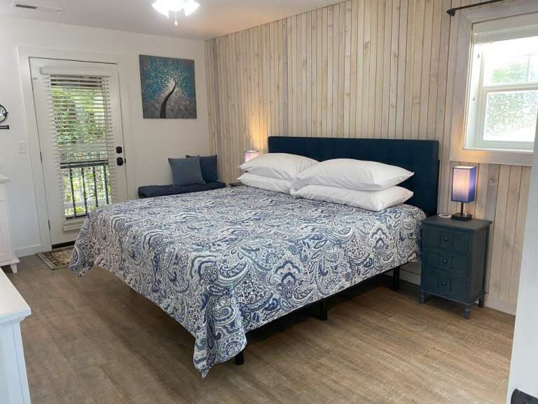 Ein Schlafzimmer mit einem Bett und zwei Nachttischen