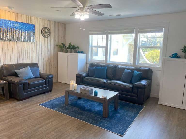 Ein Wohnzimmer mit einer Couch und einem Stuhl