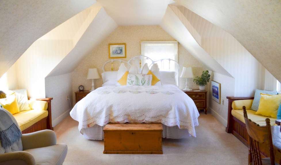 Ein Schlafzimmer mit einem Bett und einem Stuhl